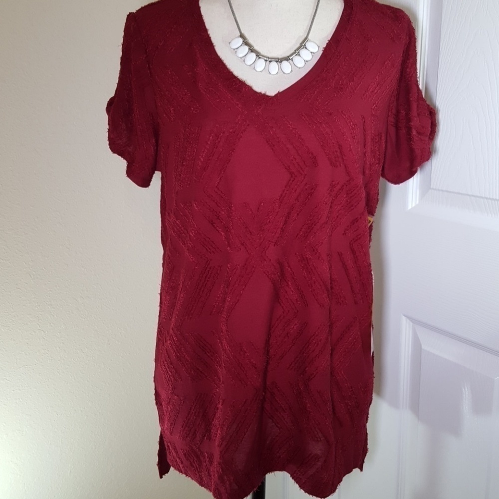 *NWT*  Peace & Pearls Wine High-Low Open Twist Sleeve Top Textured, size M